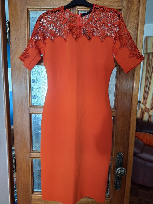 Vestido Zara com renda. Vermelho. Tamanho S. Novo