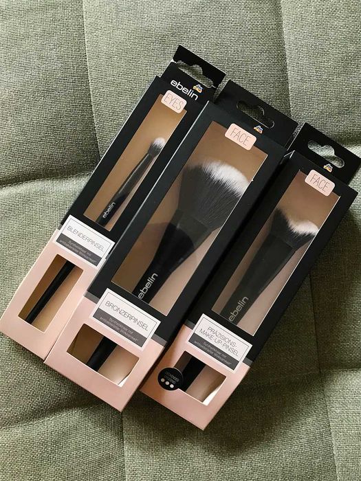 Três pincéis de maquilhagem