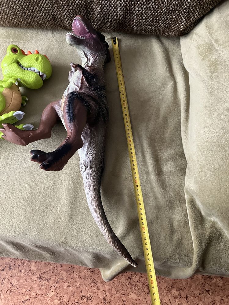 Duży dinozaur ryczący