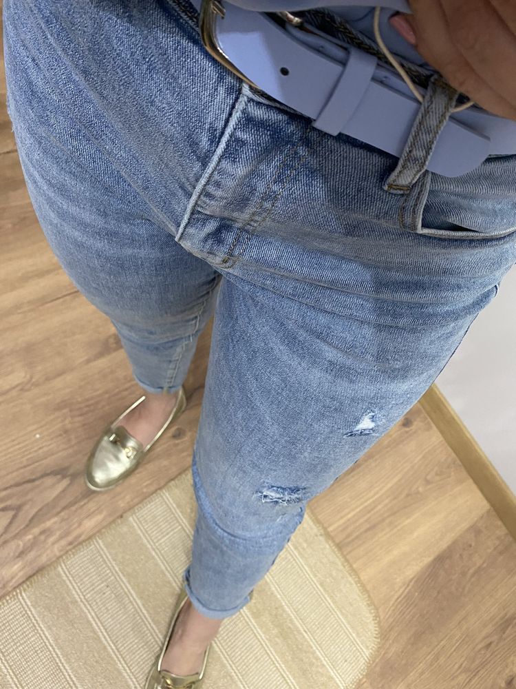 Niebieskie jeansy mom fit z przetarciami M.Sara