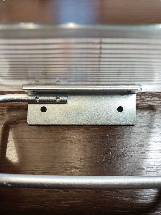 Uchwyt na papier toaletowy z podkładka na telefon