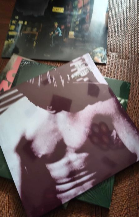 The Clash 2lps
Smiths

David Bowie 

Smiths 

Selados 

60€
Graffiti 4