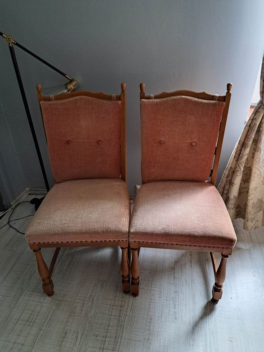 Dwa krzesla w stylu vintage
