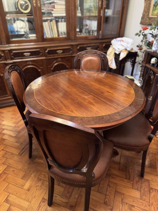 Mesa redonda e 4 cadeiras