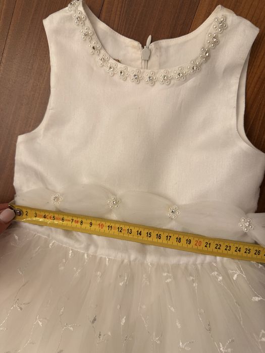 Tiulowa biała (ecru kolor )sukienka 98 rozmiar na 3 lata
