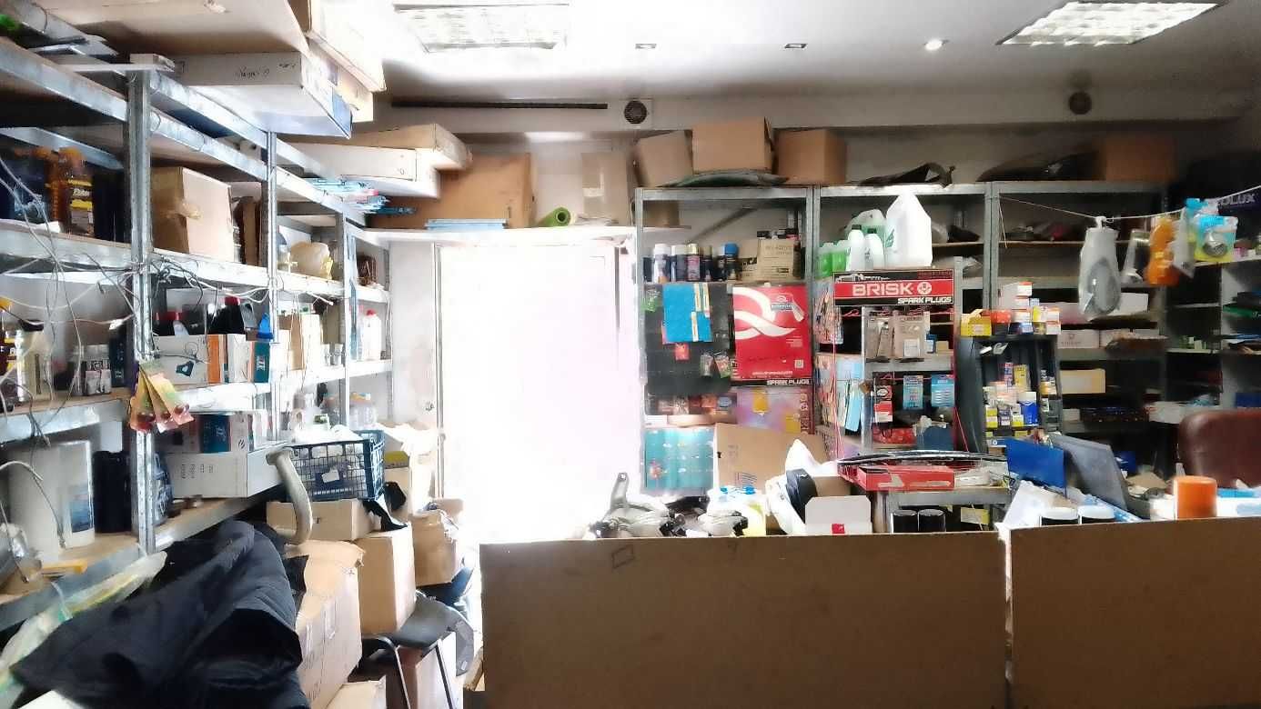 Березняки. Продам діючий автомагазин по фасаду Березняківській, 15-А.