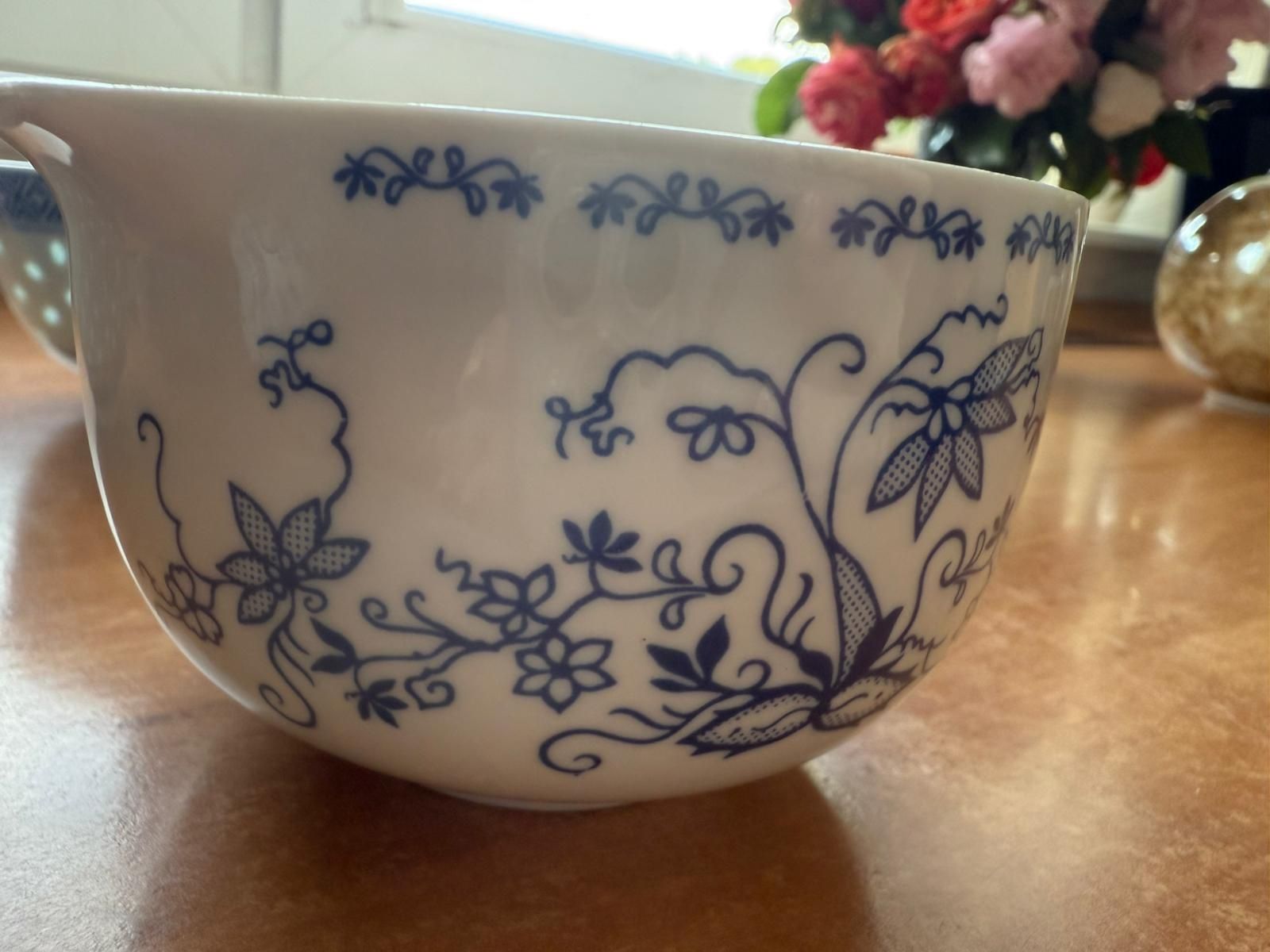 Chińska porcelana – 7 miseczek, w tym 3 do ramenu z porcelanowymi łyżk