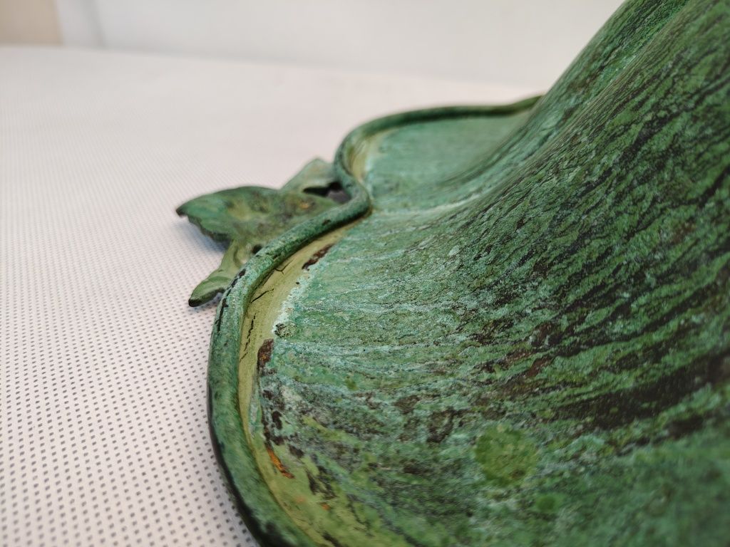 Metalowa żardiniera stylizowana.
