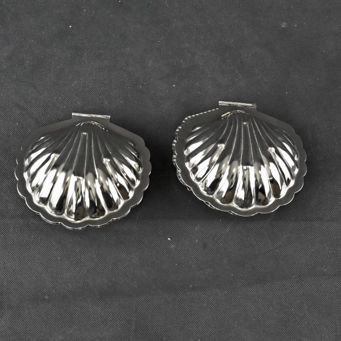 Par de manteigueiras em forma de concha com faca, em casquinha e vidro