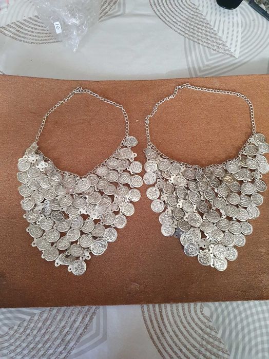 Adornos Egípcios e Saia Bordada