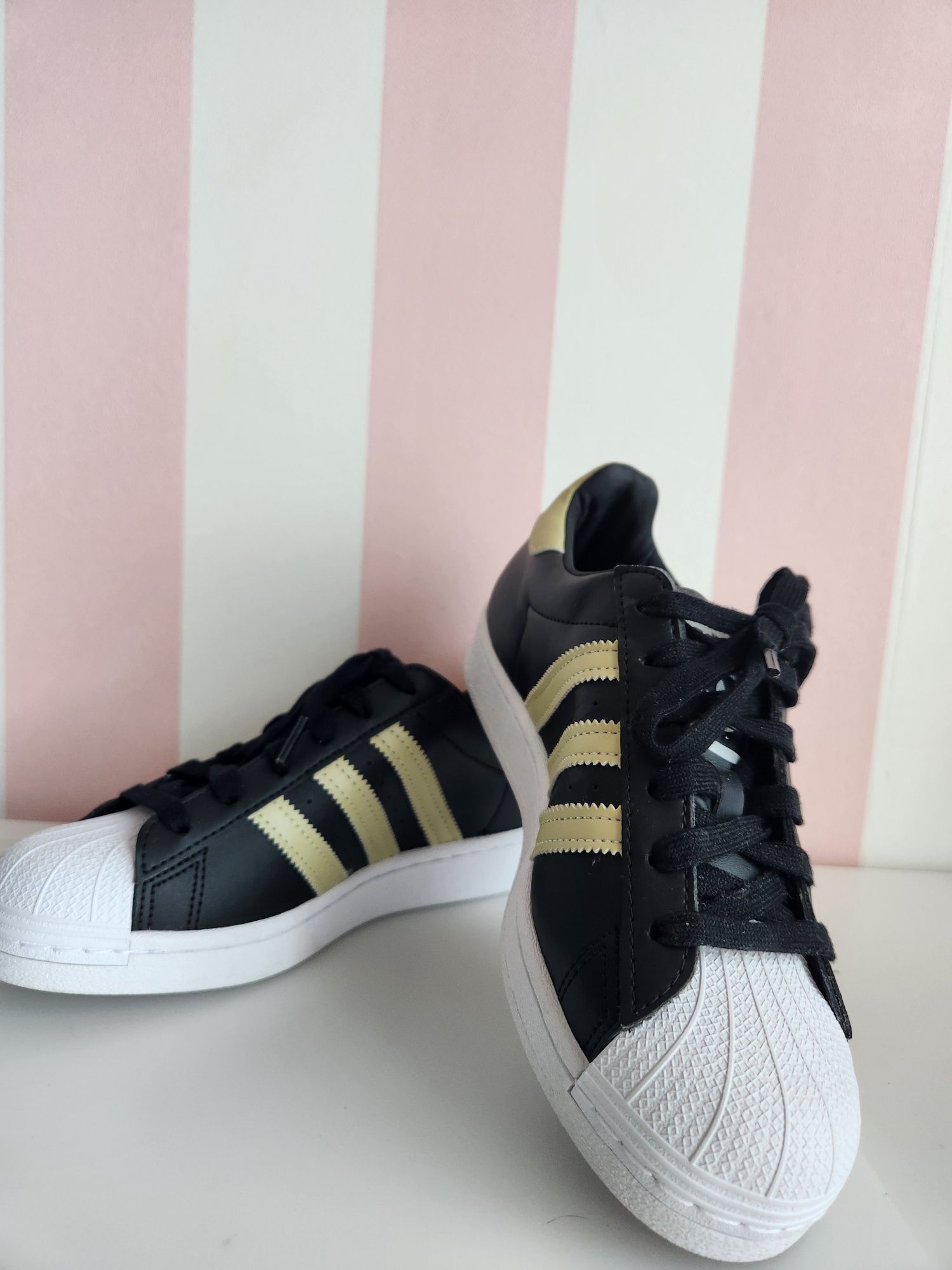 Tênis adidas superstar