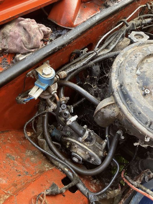 Заводиться і їде