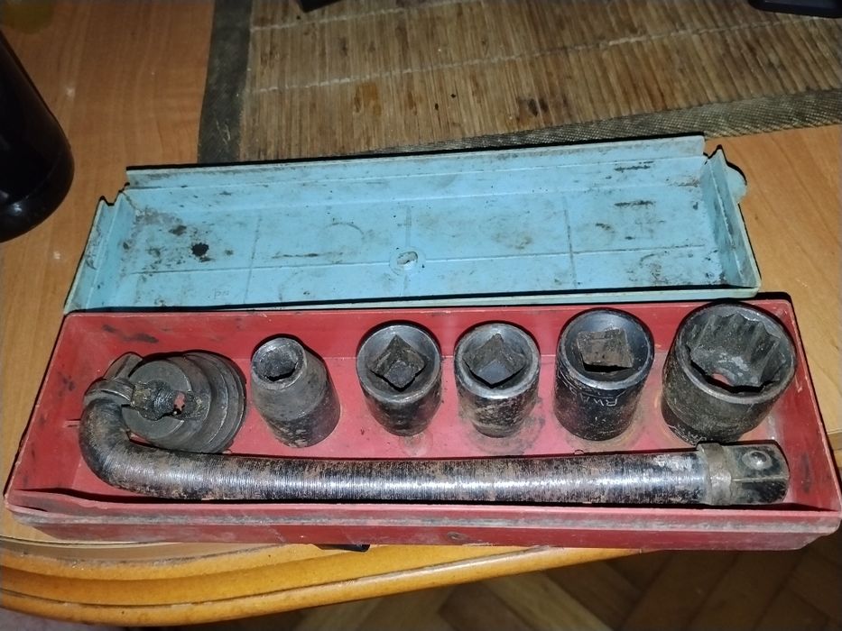 Dwa komplety starych kluczy