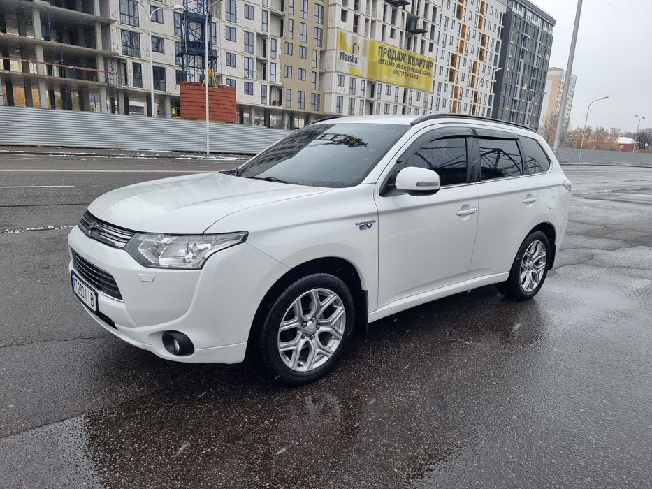 Mitsubishi Outlander PHEV 2014
