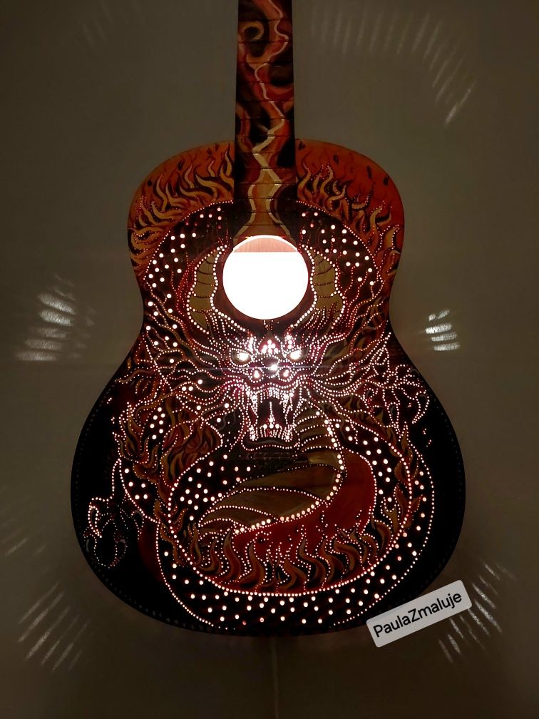 Lampa, gitara ,obraz, smok