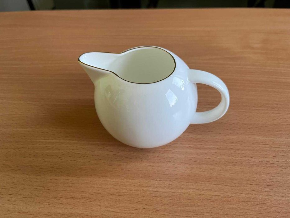 Porcelanowy mlecznik w kolorze ecru