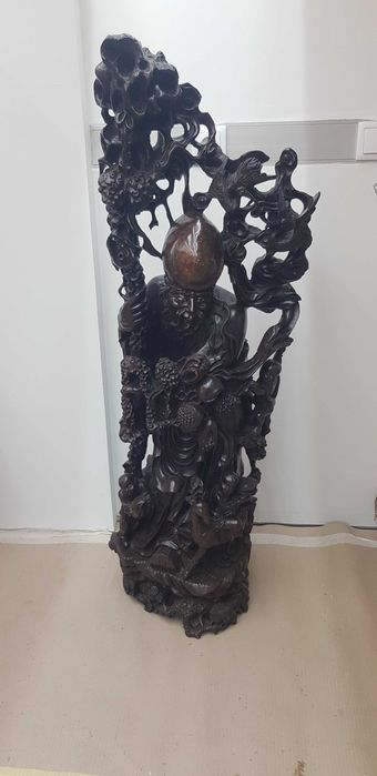Estátua em madeira maciça