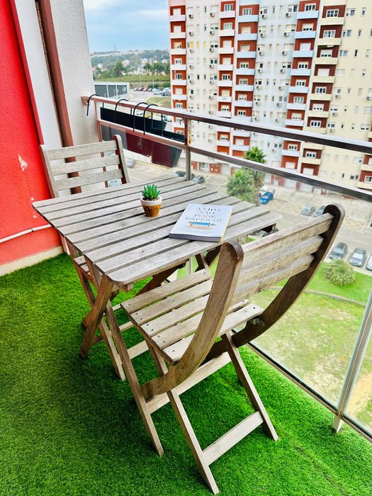 Conjunto de Mesa e 2 Cadeiras em Madeira – Ideal para Varanda/Jardim