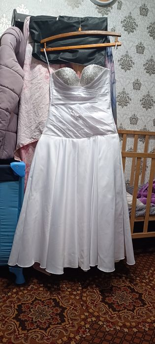 Продам весільну сукню и туфлі розмір 34.