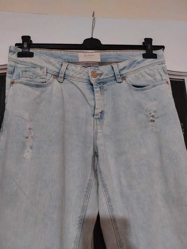 Stradivarius jeansy jasne, jeansy z przetarciami, jasne jeansy