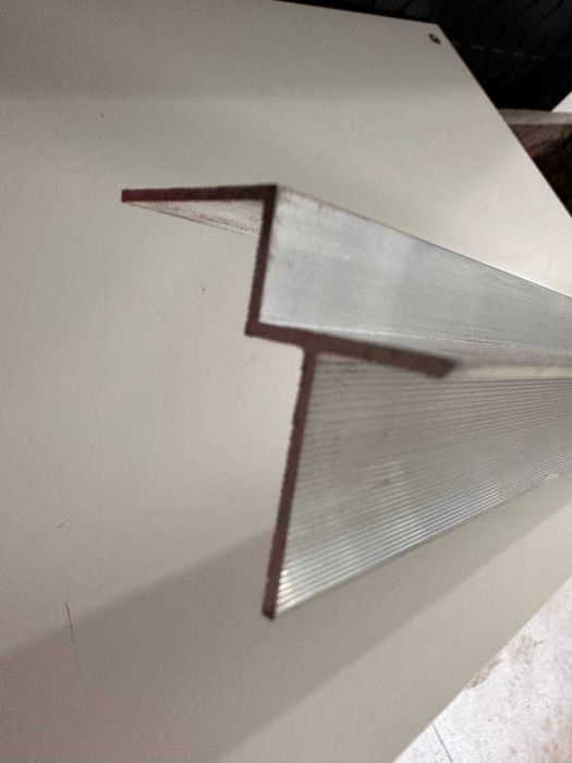 Алюмінієвий профіль тіньового шва