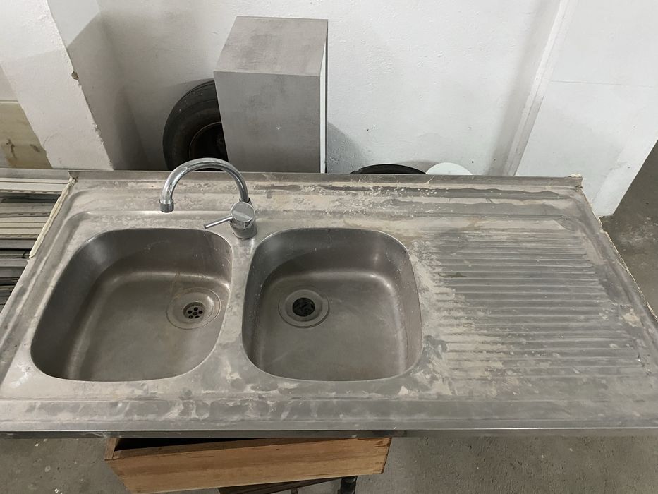 Lava-loiça duplo com torneira