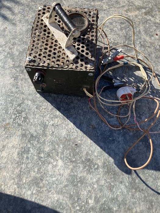 Автомобільний зарядний пристрій