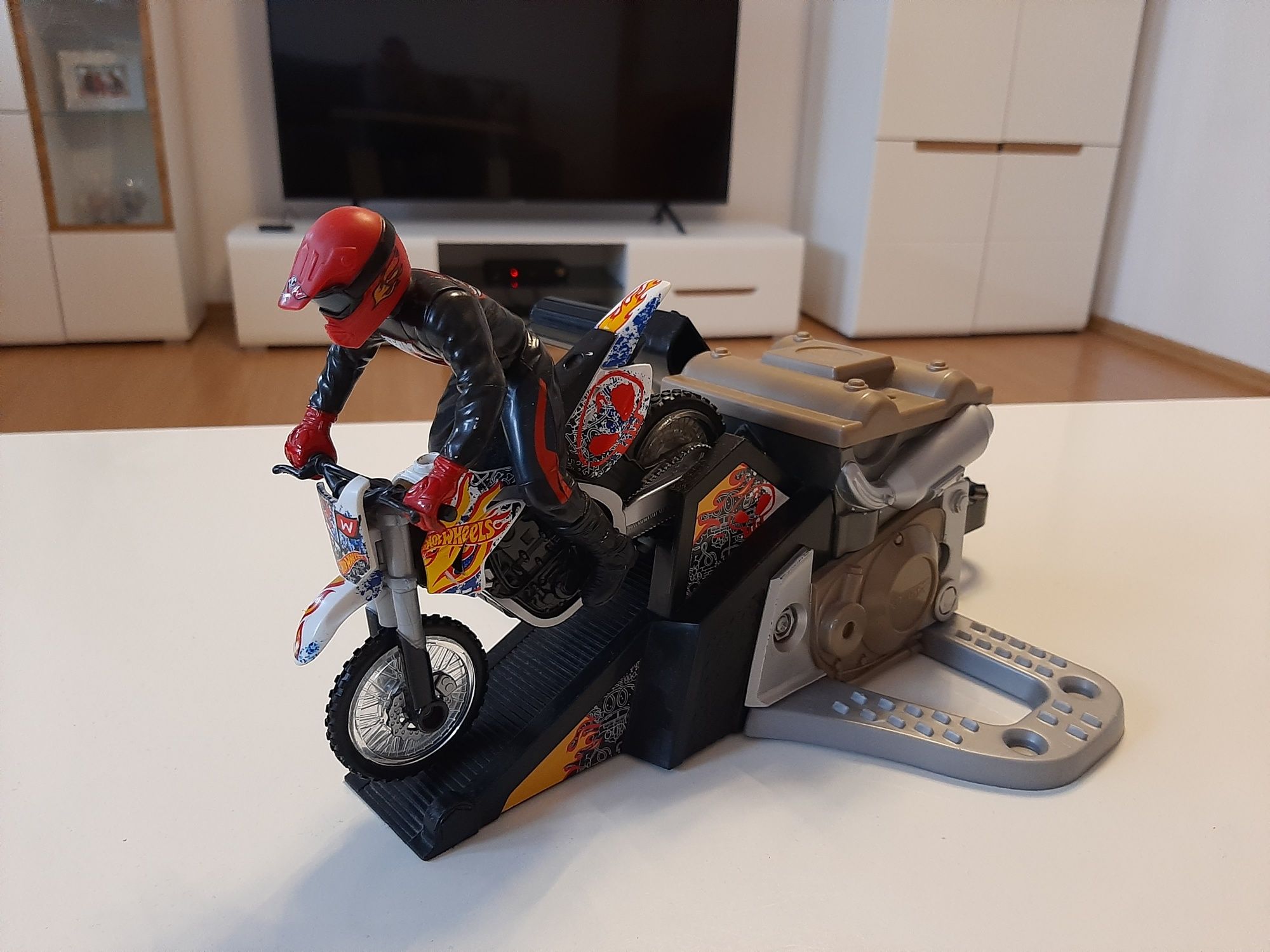 HOT WHEELS - motor cross z wyrzutnią rev launcher