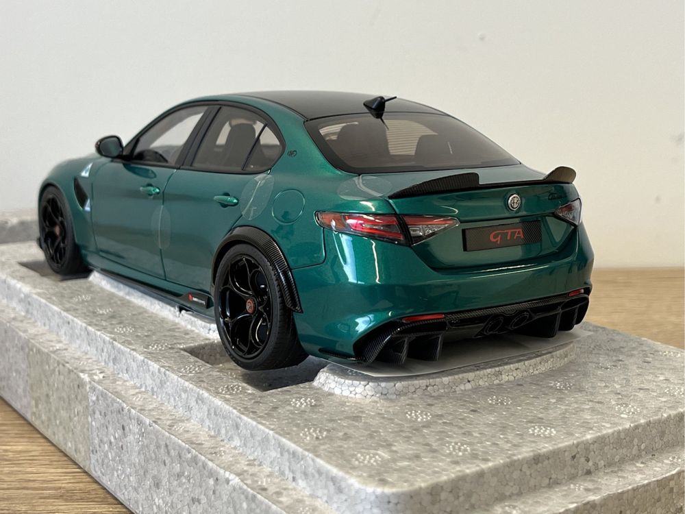 Alfa Romeo 1/18 MotorHelix