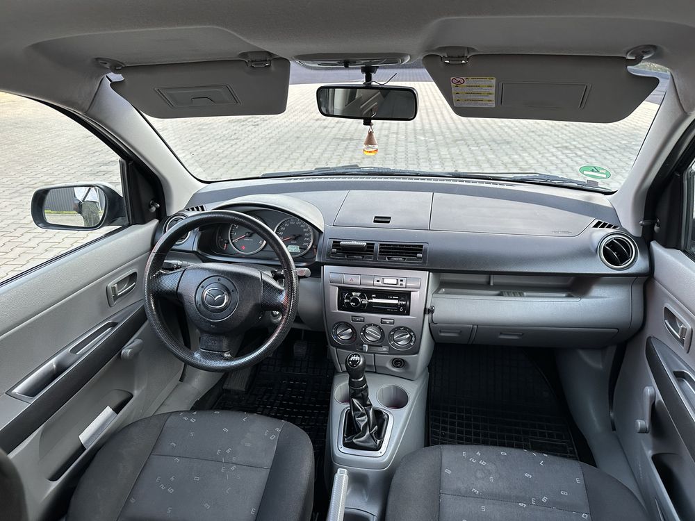 Mazda   (Машина в дуже гарному стані)