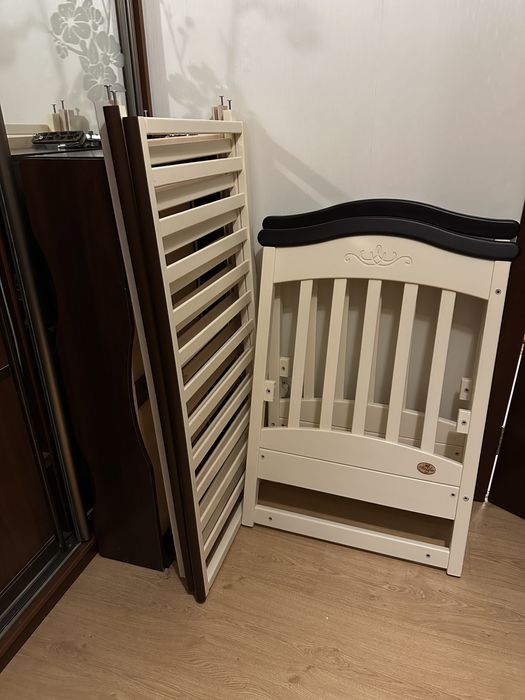 Ліжечко для немовлят з натуральної деревени