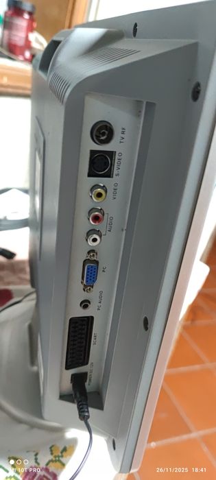 TV LCD com DVD a funcionar bem sem problemas.