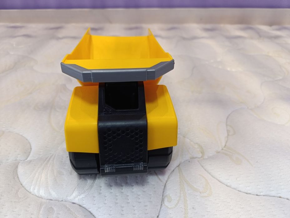 Іграшкова вантажівка CAT — міцна та яскрава техніка для дітей