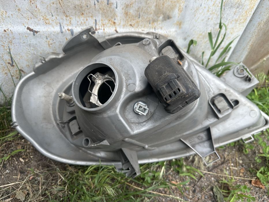 Ліва фара Renault Trafic 2006 рік