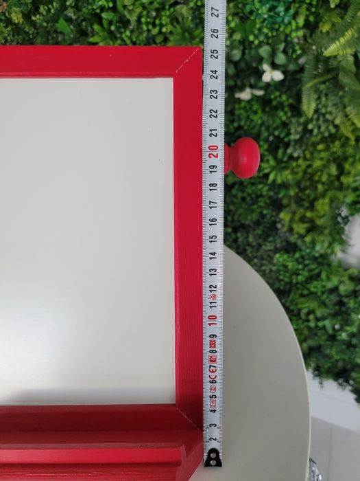 Tablica z półka mała do nauki. Notatek szkolna