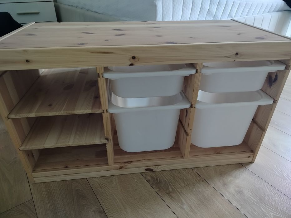 Regał trofast z pudełkami i półkami