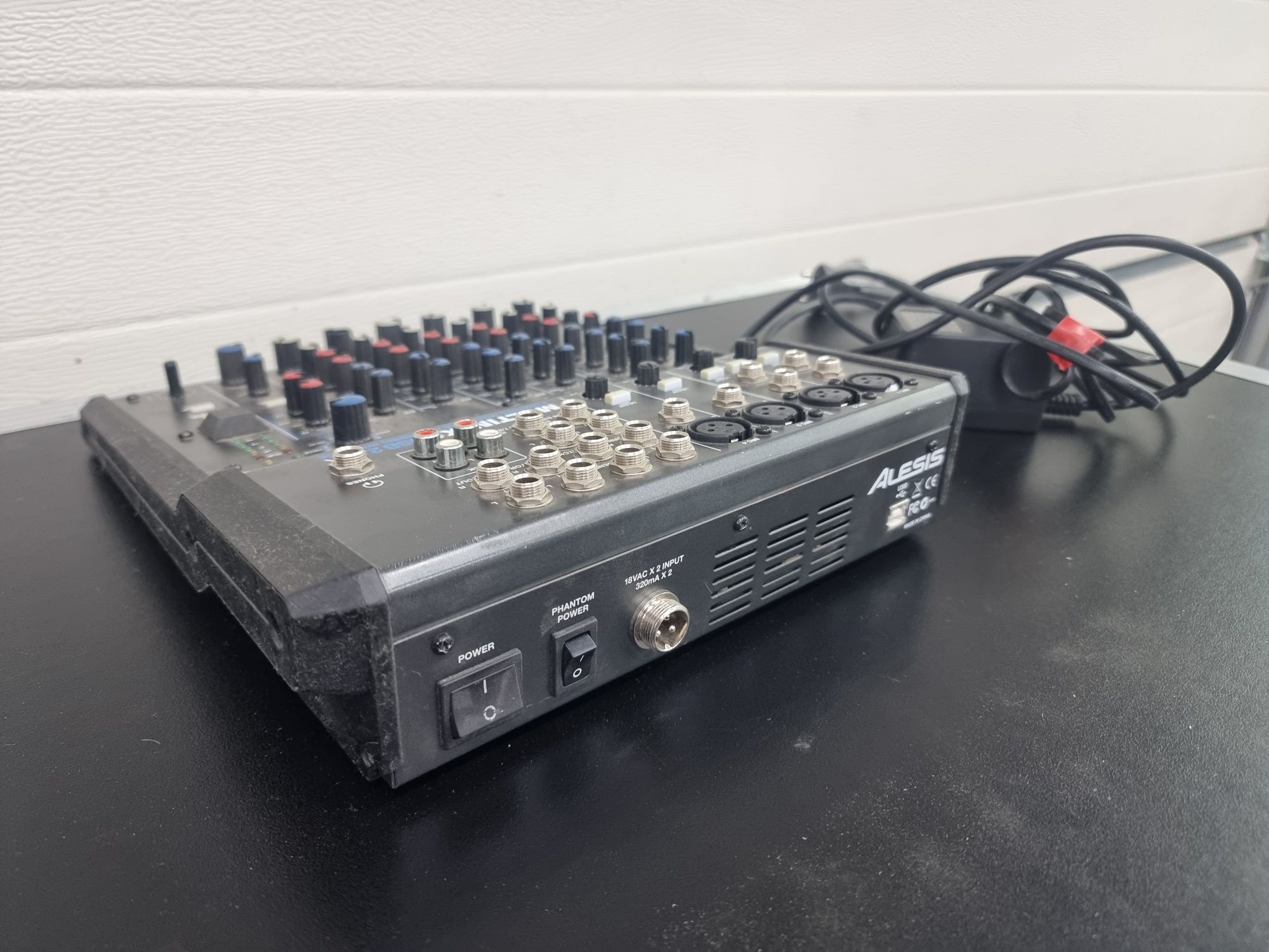 Alesis multimix 8 fx usb 2 uszkodzony nie włącza się