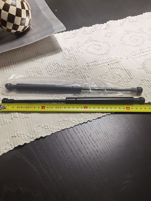 Par de amortecedores para capot ou mala automóvel.