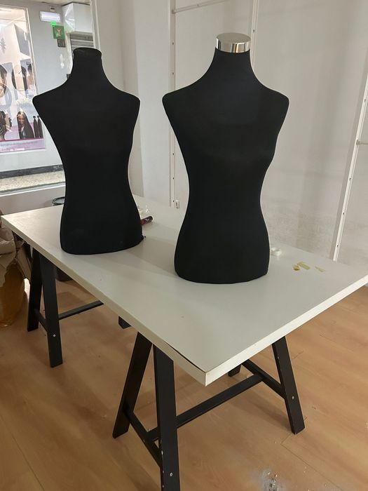 Estantes reguláveis em altura para loja de roupa