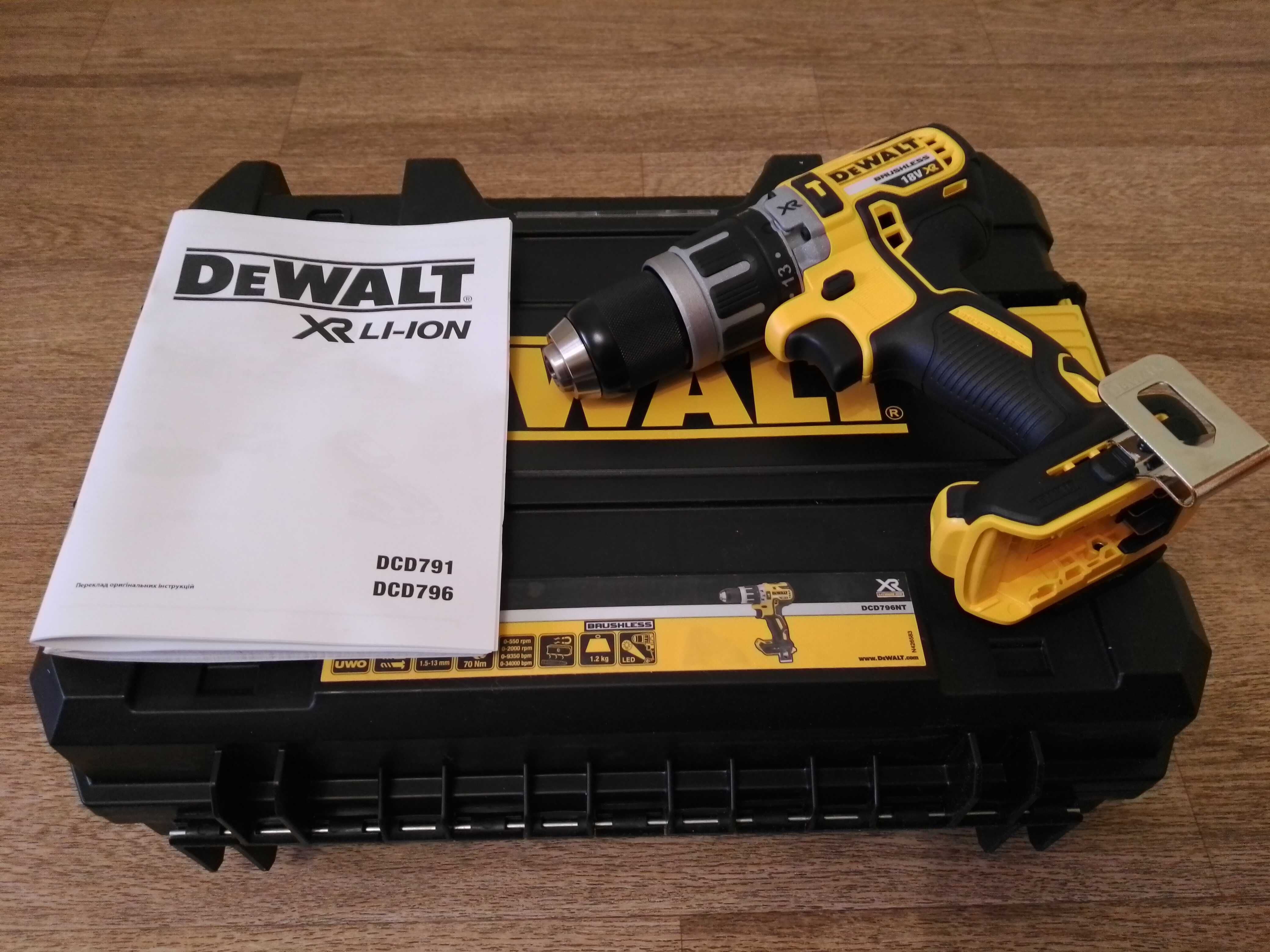 Дриль-шурупокрут ударний DeWALT DCD796NT (18В XR, 70Нм, 1.2кг) Дрель