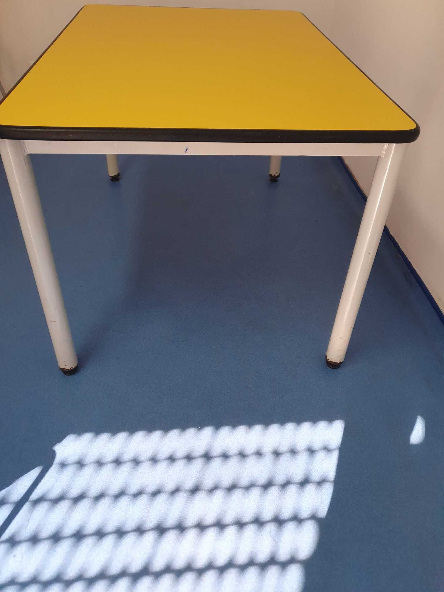 Mesas amarelas com pés cinzentos claros 120x80x75
