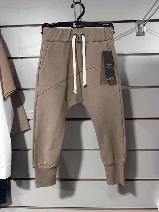 Spodnie dresy dla chłopca despacito brązowe 104