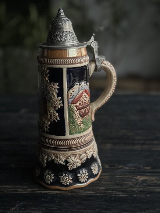 Stary Kufel niemiecki. Pięknoe zdobiony z pozytywką.