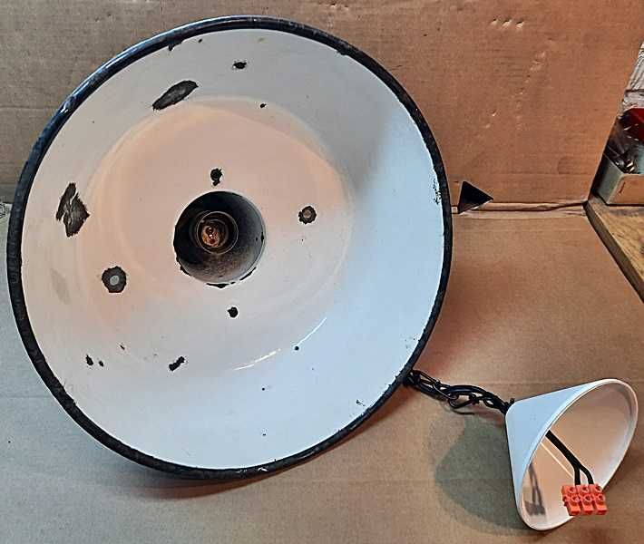 Lampa industrialna wisząca nr. 1 emaliowany klosz  E 27  z PRL