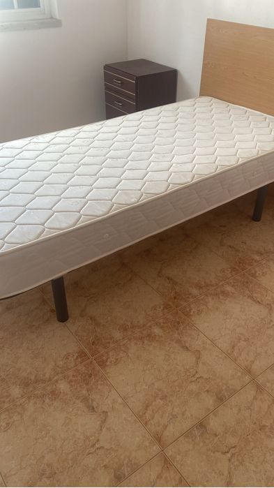 Cama de solteiro com colchão IKEA- semi novo