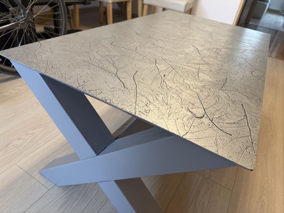 Stolik kawowy ręcznie robiony rzeźbiony