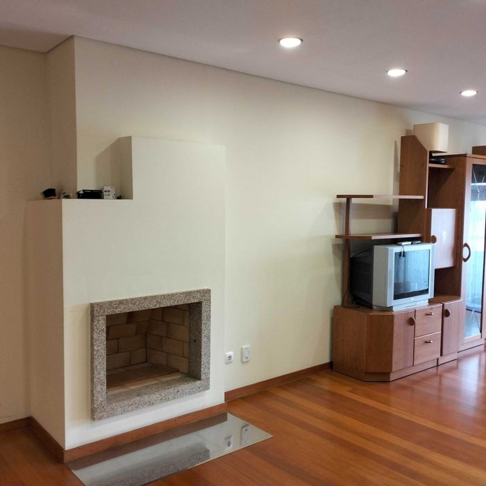 Apartamento T2 mobilado com garagem fechada