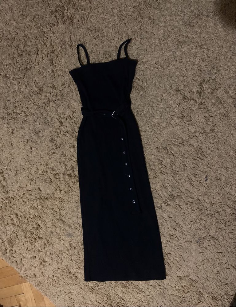 Чорна довга сукня міді з поясом по фігурі