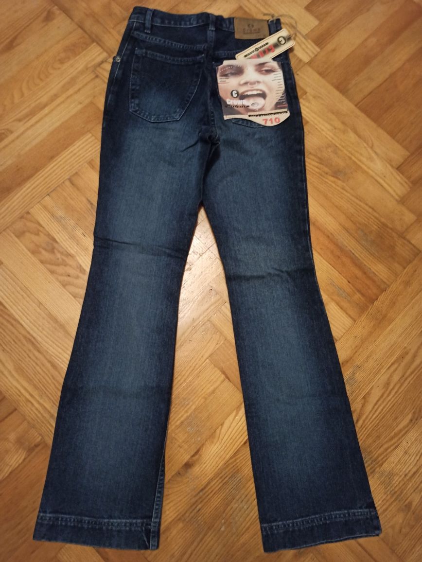 Jeansy damskie proste, lekko rozszerzane, granatowe. Crown jeans.