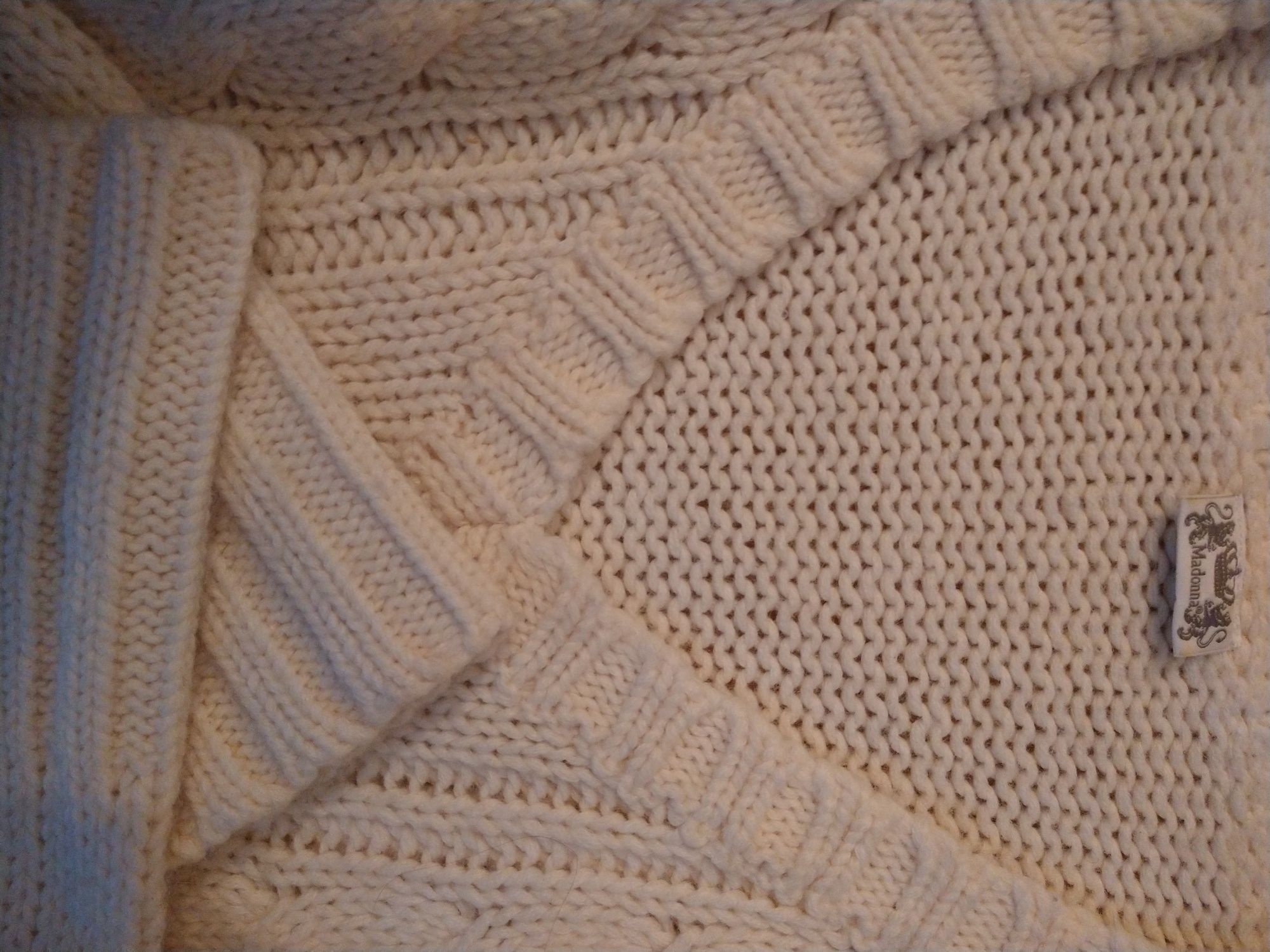 Sweter z dekoltem w serek,